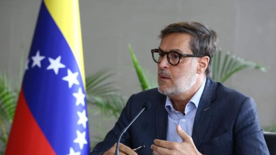 Maduro nombra al excanciller Félix Plasencia como nuevo embajador en Colombia