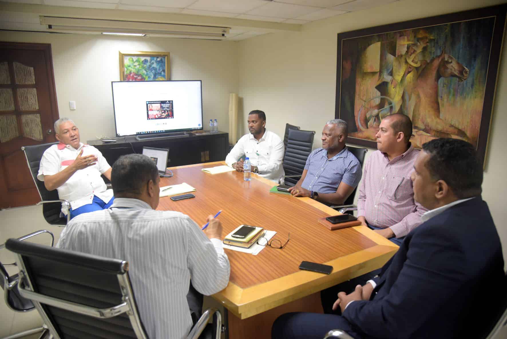 Reunión del director de la Omsa con técnicos de la entidad. 