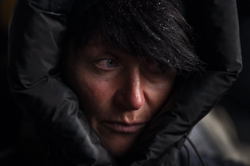 Una mujer espera un tren en la estación de Lviv, al oeste de Ucrania, el 27 de febrero del 2022.