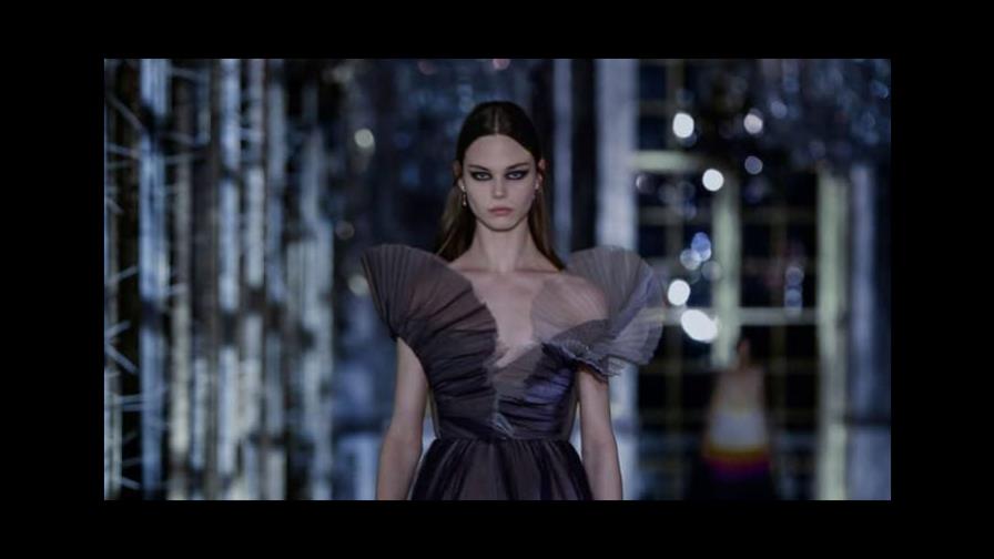 La moda parisina pide solemnidad en los desfiles por el conflicto ucraniano