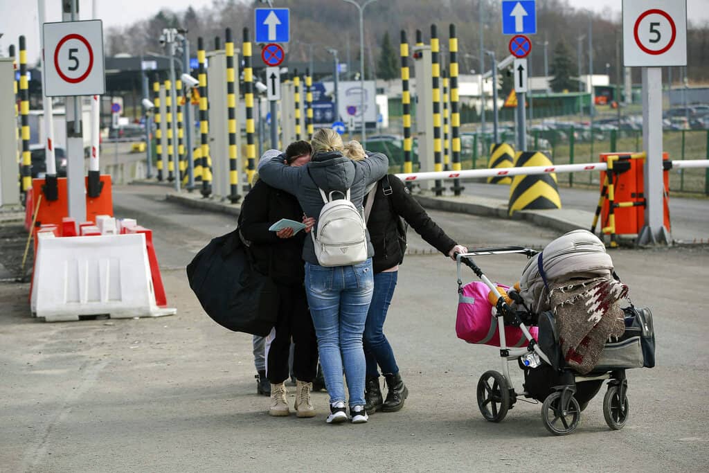 Tres mujeres se abrazan tras reencontrarse en Medyka, Polonia, luego de cruzar la frontera desde Ucrania el 27 de febrero del 2022.