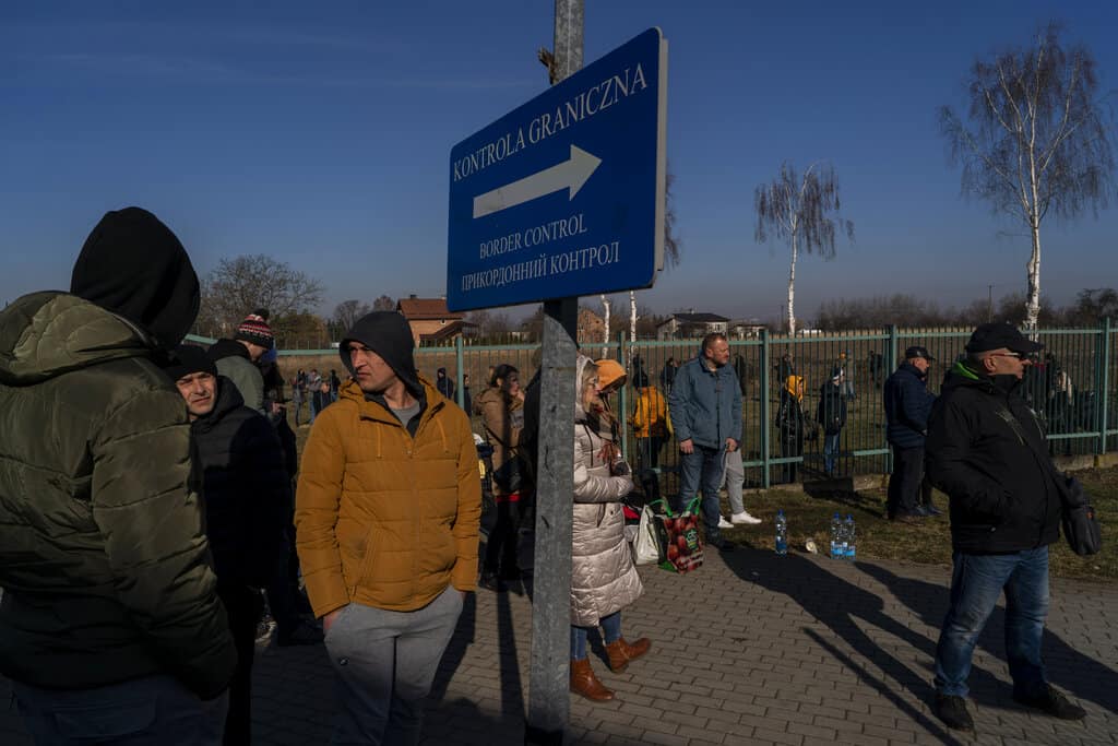 Personas esperan por familiares del lado polaco de la frontera con Ucrania en Medyka, el 26 de febrero del 2022.