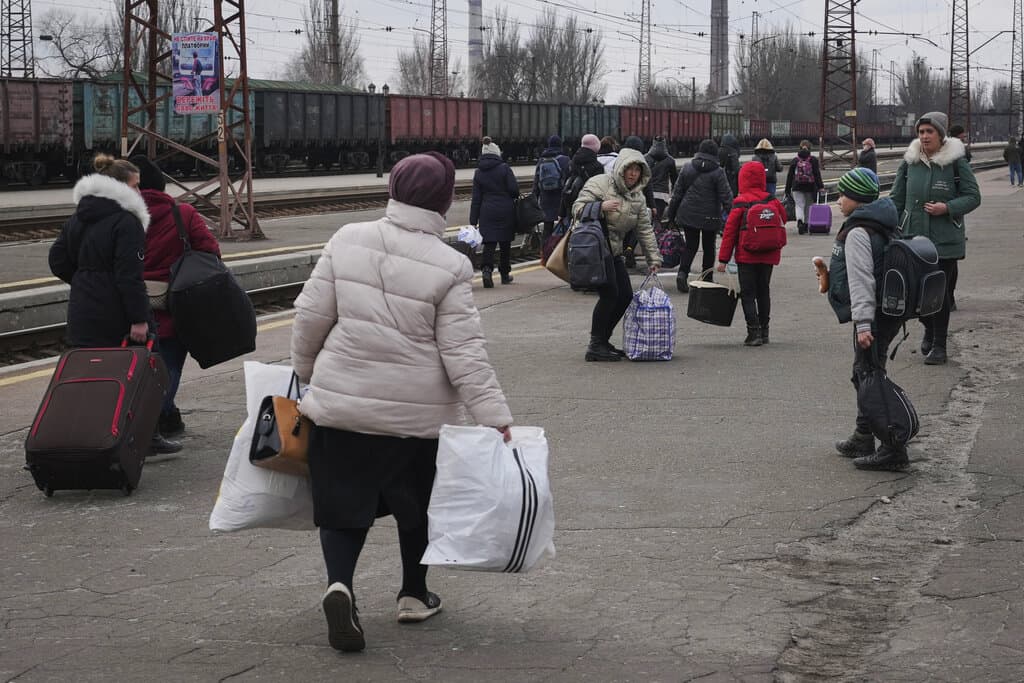 Personas que le escapan a la guerra tras la invasión rusa esperan un tren en la estación de Kostiantynivka, en Donetsk, el este de Ucrania, el 24 de febrero del 2022. 