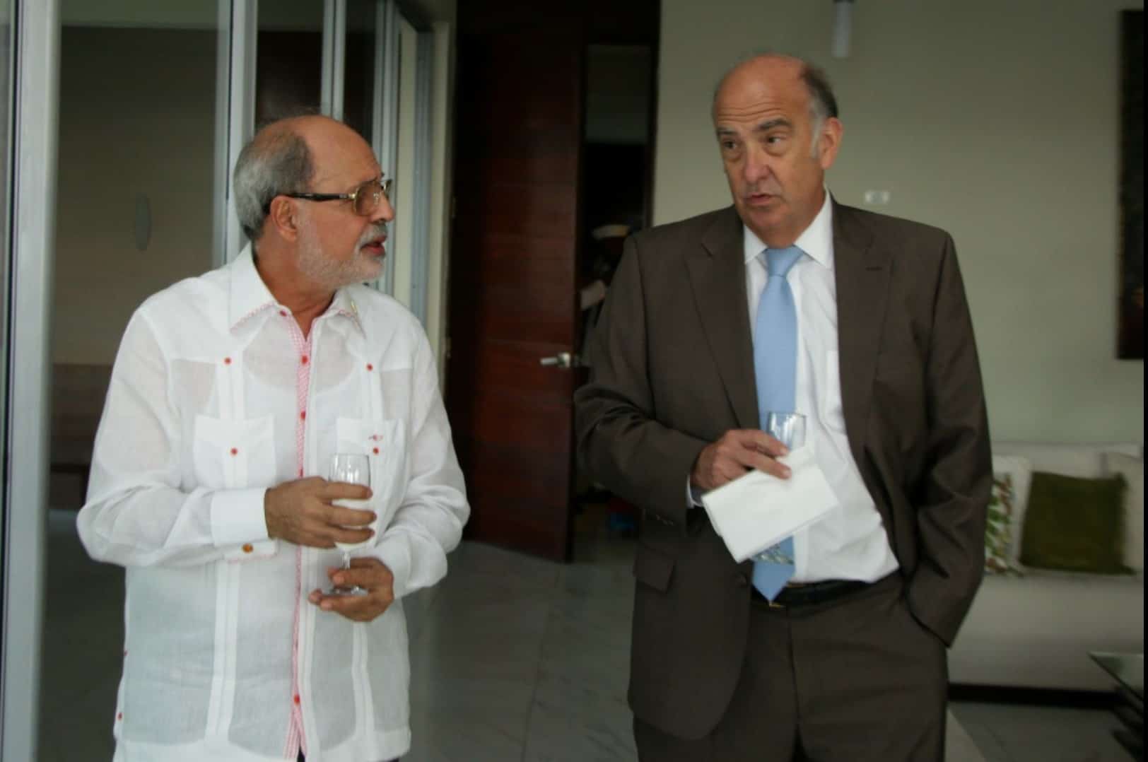 Embajador dominicano en Haití, Faruk Miguel Castillo, junto a Kenneth Merten, , encargado de Negocios estadounidense en Haití.