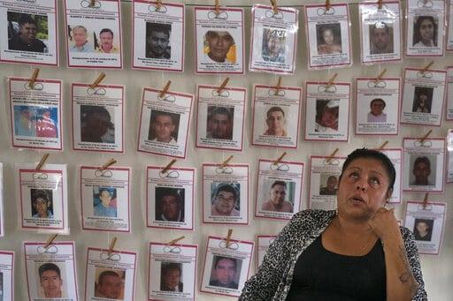 México busca a casi 100,000 desaparecidos; encuentra horror