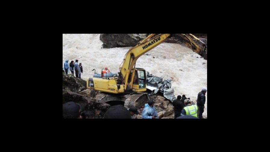 Al menos 10 desaparecidos tras caer una minivan a un río del sur de Perú