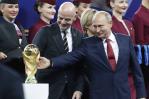 Admiración de Infantino por Putin, riesgo para FIFA