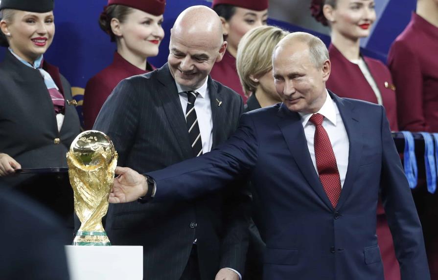 Admiración de Infantino por Putin, riesgo para FIFA