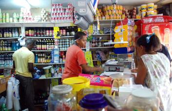 Pro Consumidor y comerciantes acuerdan disminuir márgenes de ganancias en productos canasta básica