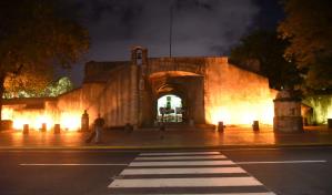Iluminan entorno del parque Independencia, donde están los padres de la Patria