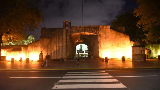 Iluminan entorno del parque Independencia, donde están los padres de la Patria