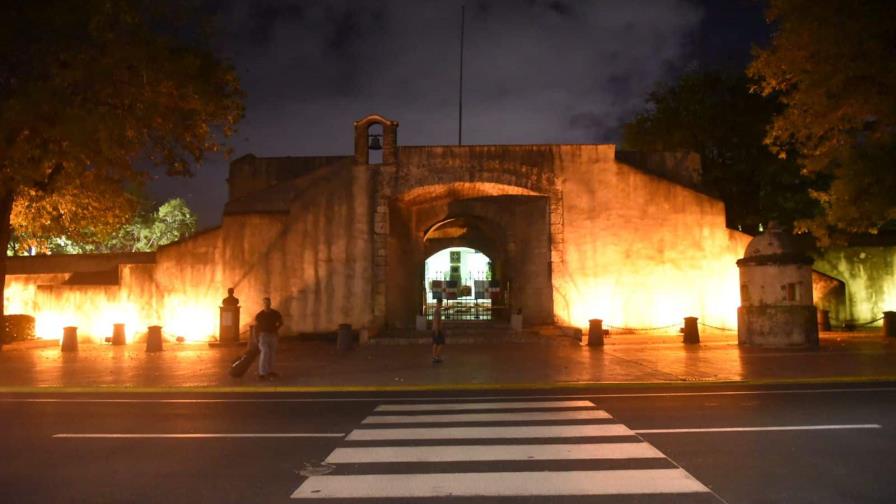 Iluminan entorno del parque Independencia, donde están los padres de la Patria