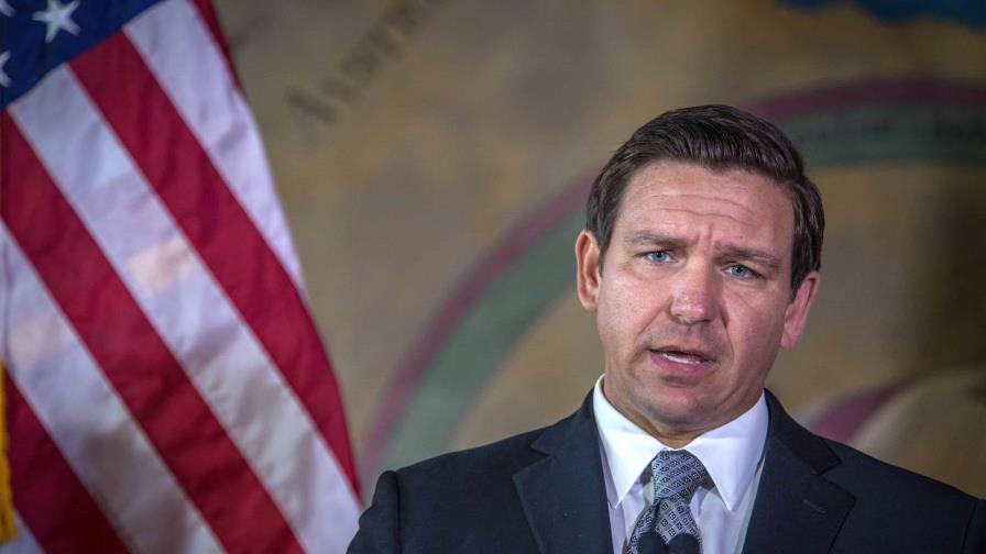 El gobernador de Florida arremete contra estudiantes por llevar mascarillas