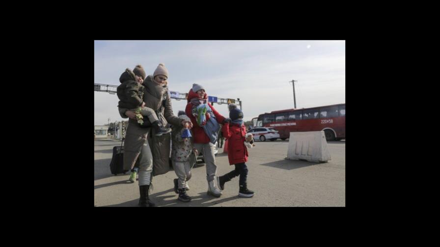 Mujeres y niños escapan en masa de la guerra en Ucrania