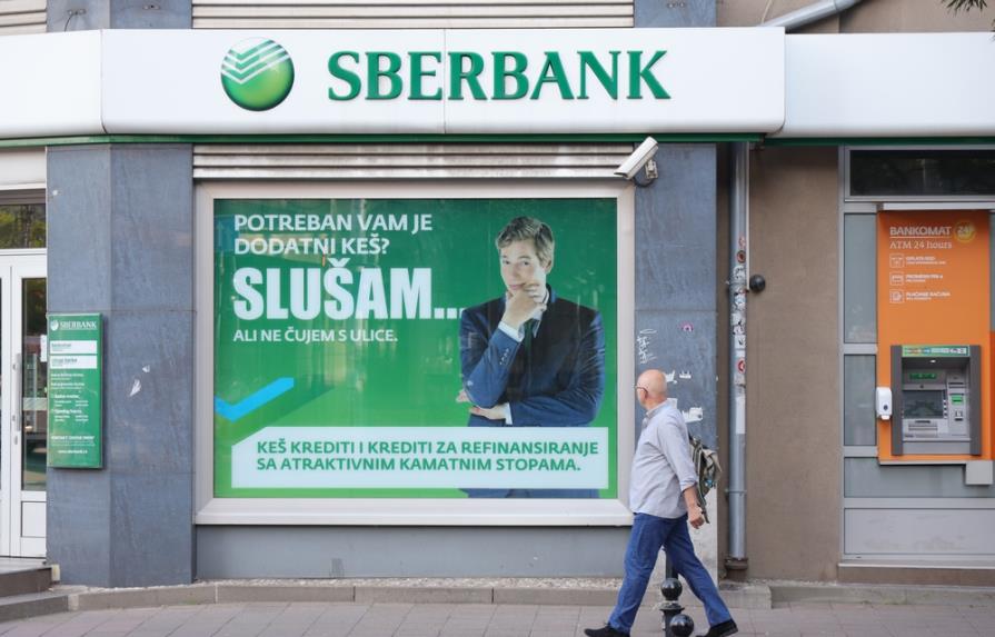 La Unión Europea desconecta a siete bancos rusos de Swift pero no a Sberbank