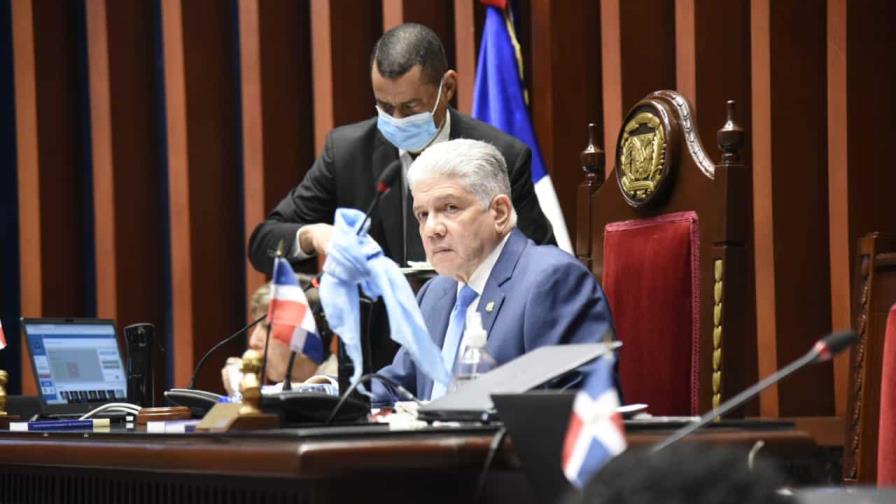 Enfrentamientos verbales entre senadores por modificación a la Constitución