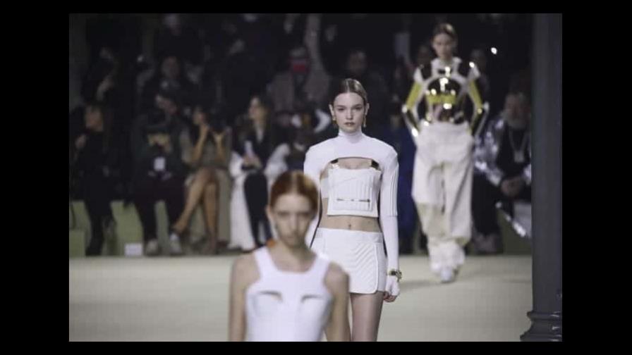 Ficción y fantasía a ritmo de Rosalía, así fue el desfile de Balmain en París