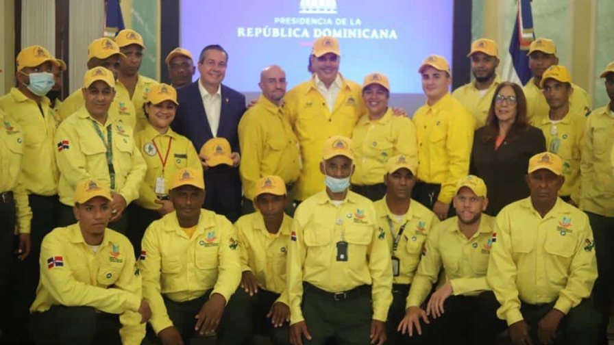 Presidente Abinader recibe a bomberos forestales en el Palacio Nacional por primera vez