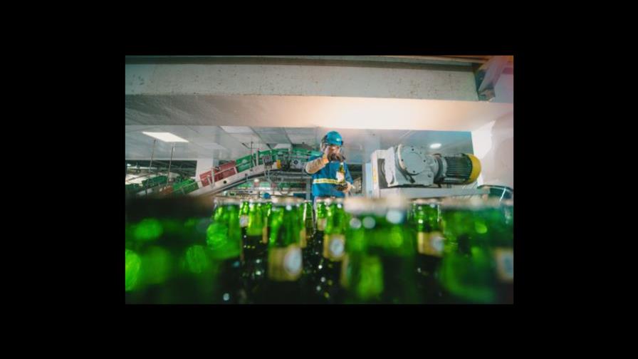 Botelleros paralizan suministro de envases a la Cervecería