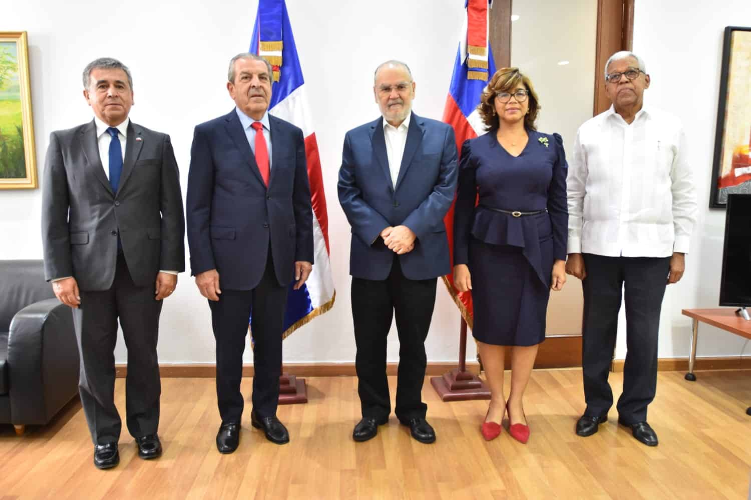 Las autoridades reunidas en la sede del Ministerio de Economía, Planificación y Desarrollo