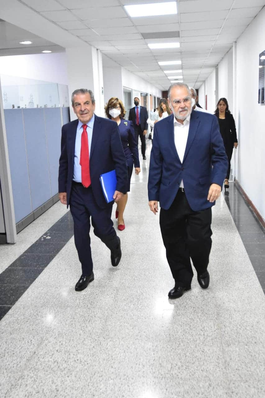 El ministro de Economía, Planificación y Desarrollo, Miguel Ceara Hatton, y  el expresidente de Chile, Eduardo Frei Ruiz-Tagle