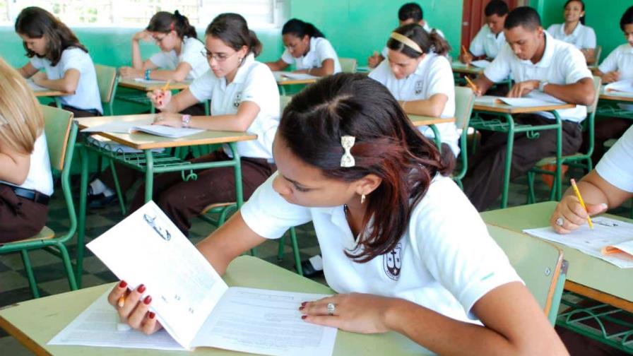 Colegios privados advierten peligra año escolar porque el Minerd contrata a sus profesores