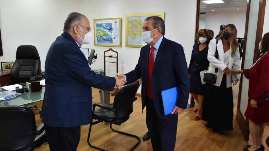 El ministro de Economía Ceara Hatton se reúne con expresidente de Chile