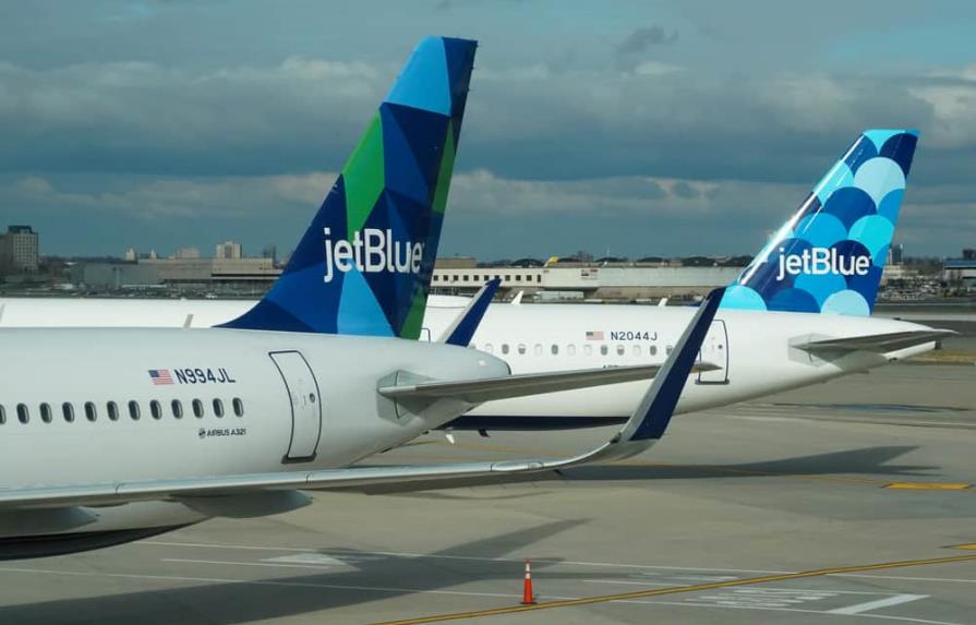 Arrestan a piloto de JetBlue antes de despegar en NY por estar borracho
