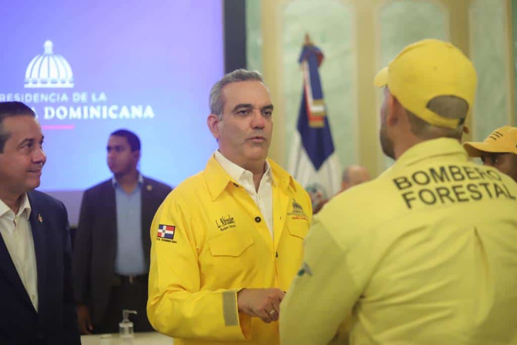 El presidente Luis Abinader saludando a un bombero forestal 