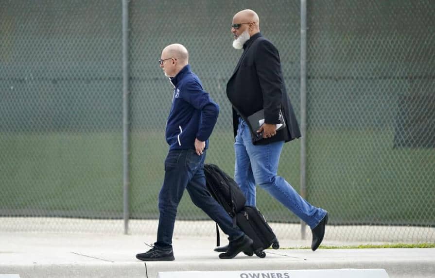 Bruce Meyer, jefe negociador del sindicato de Jugadores de las Grandes Ligas (izquierda), y Tony Clark, director ejecutivo de la asociación de jugadores.