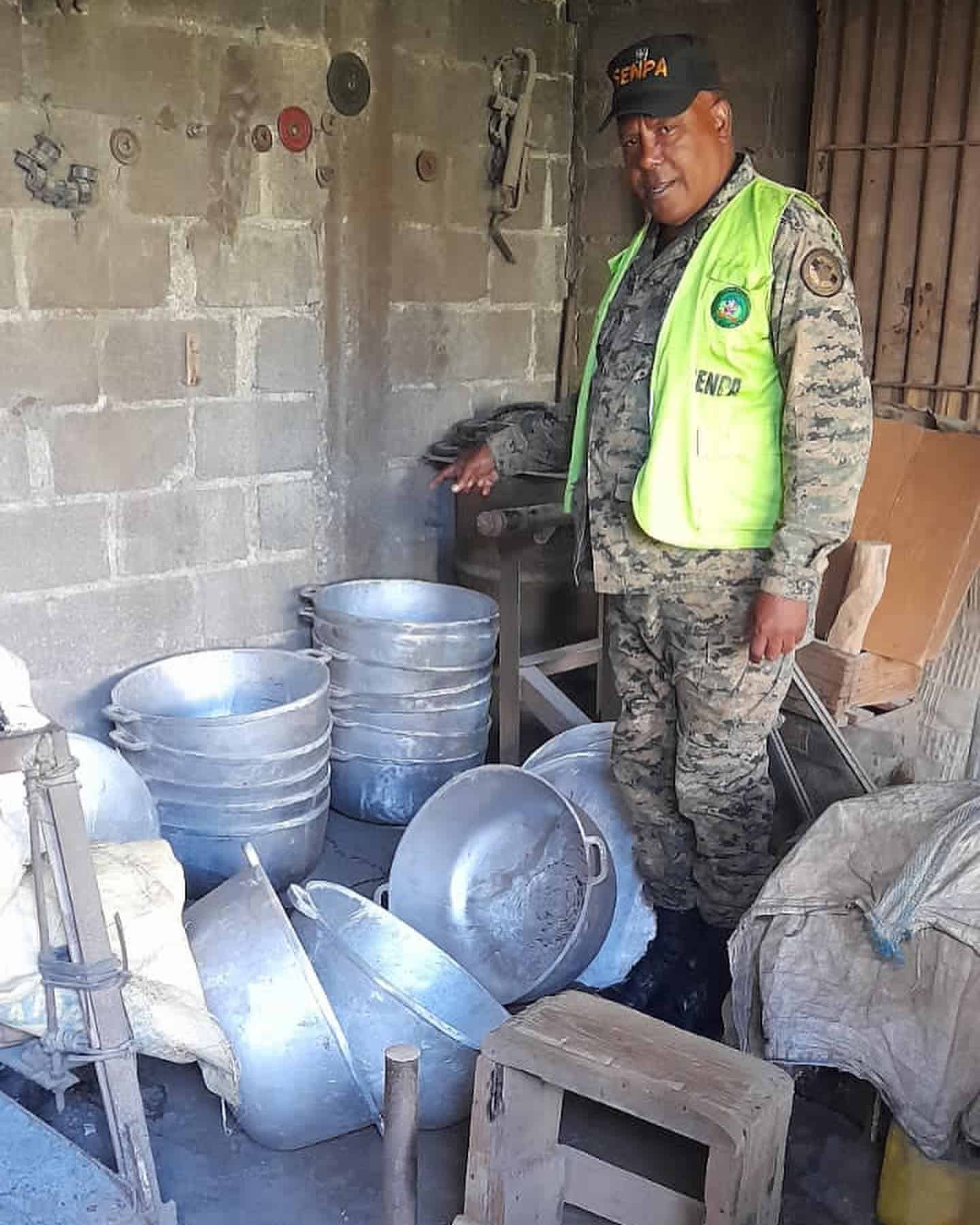 Agentes del Servicio Nacional de Protección Ambiental  durante el operativo de cierre 