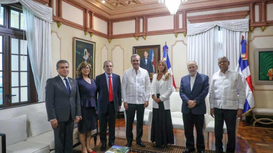 Abinader recibe al expresidente chileno Eduardo Frei en el Palacio Nacional