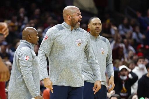 La NBA multa al coach de Cavaliers por estallar contra árbitros