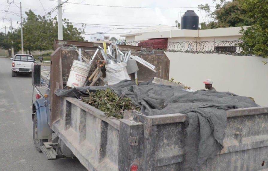 Alcaldía de SDE sanciona conductores de camiones por lanzar escombros en vías públicas