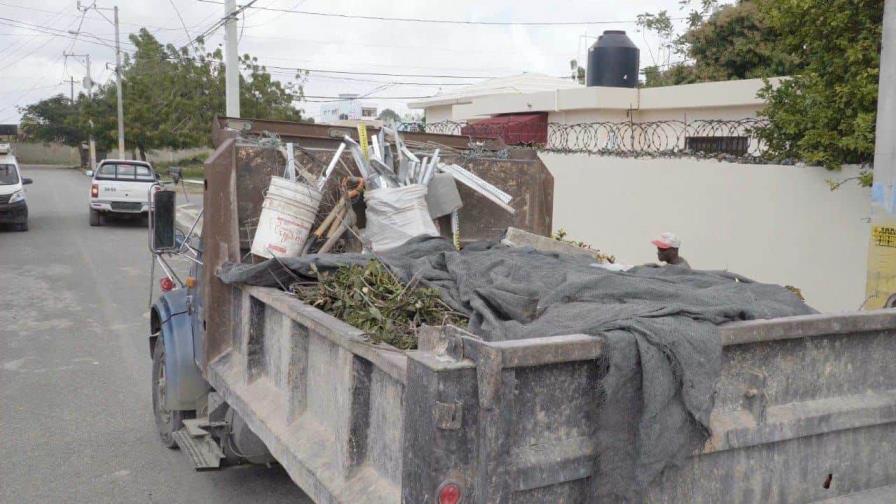 Alcaldía de SDE sanciona conductores de camiones por lanzar escombros en vías públicas