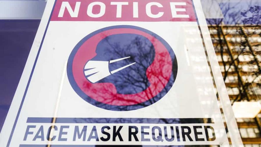 Nueva York retira uso mascarilla en escuelas y prueba de vacuna en interior