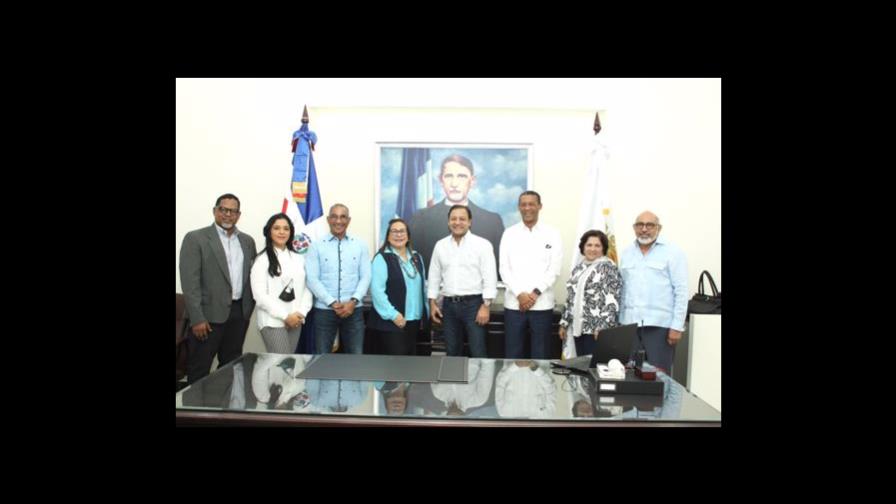 Alcaldía y Gobierno acuerdan trabajar juntos en remozamiento entrada a Santiago