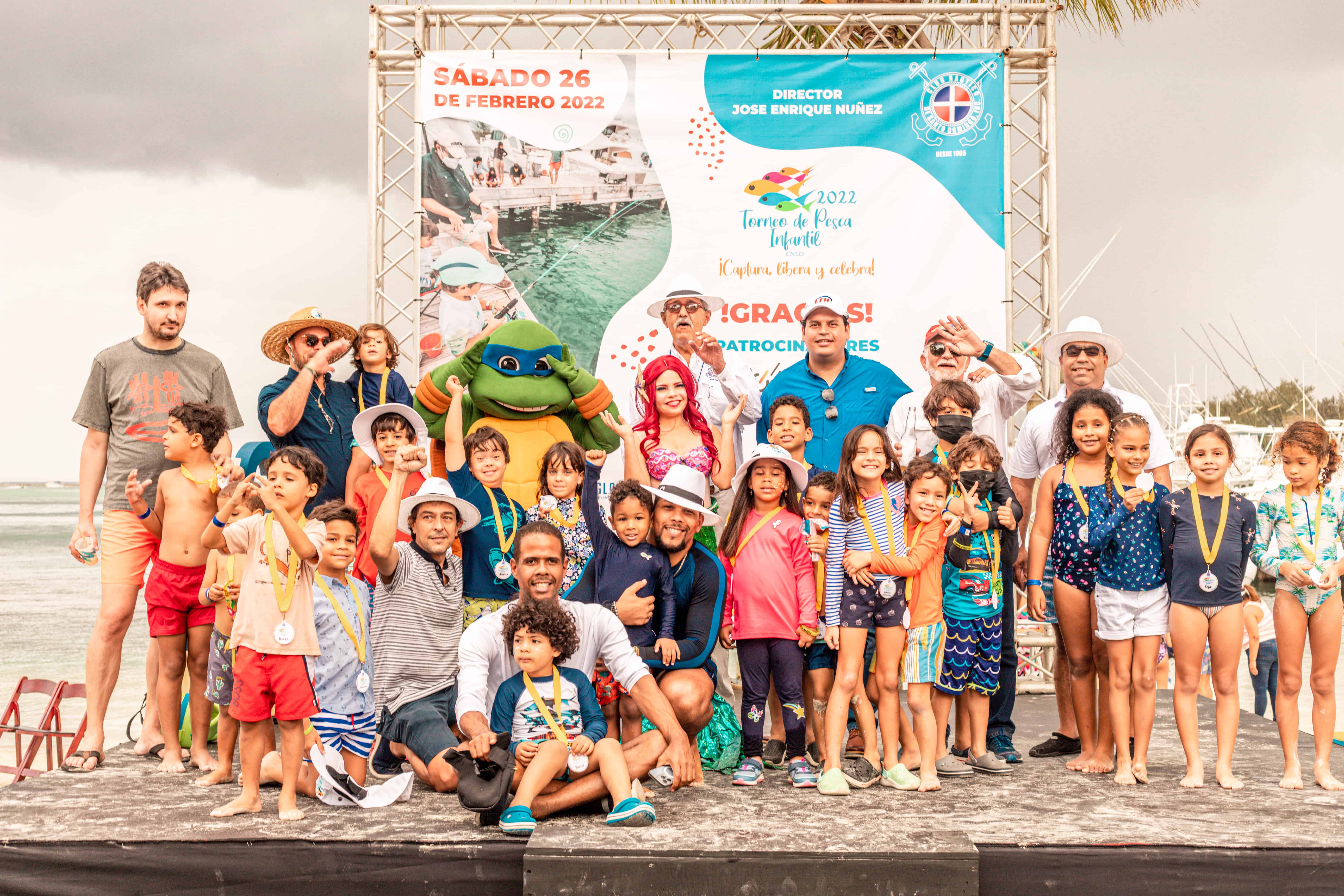 Los niños que participaron en la actividad organizada por el Club Náutico de Santo Domingo.