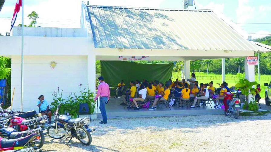 Estudiantes de Puerto Plata toman clases en marquesinas