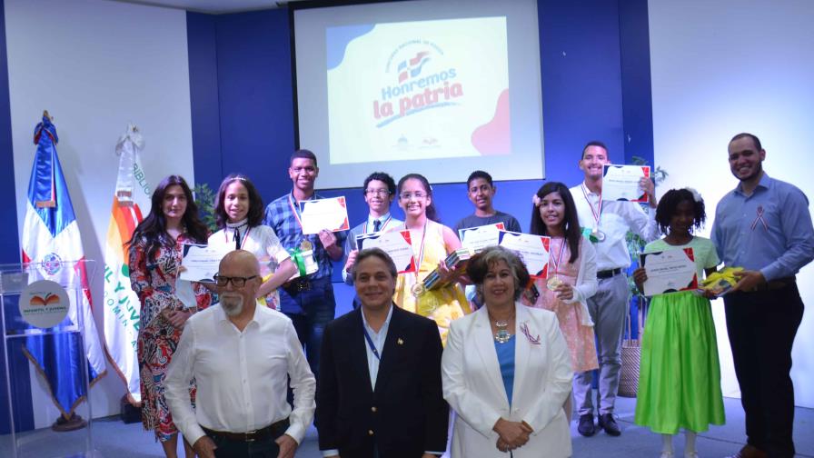 La BIJRD premia ganadores del “Concurso Nacional de poesía Honremos la Patria”