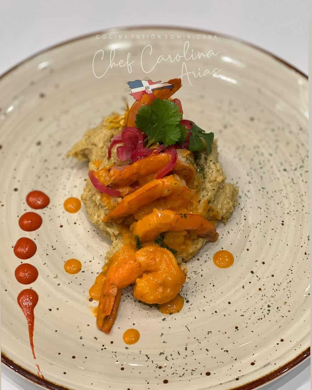 Mangú dominicano acompañado de camarones en salsa criolla