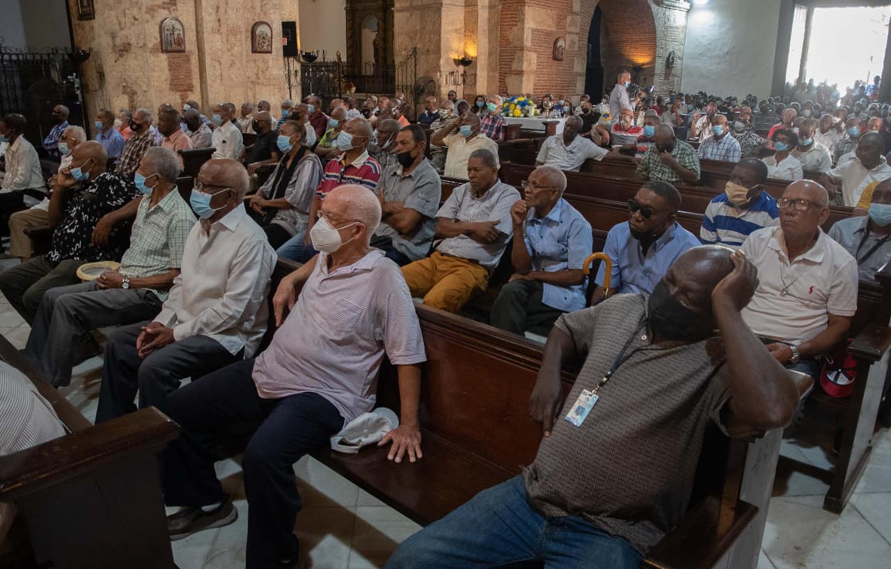 Trabajadores de la construcción pensionados durante la celebración de la eucaristía Trabajadores de la construcción pensionados durante la celebración de la eucaristía 