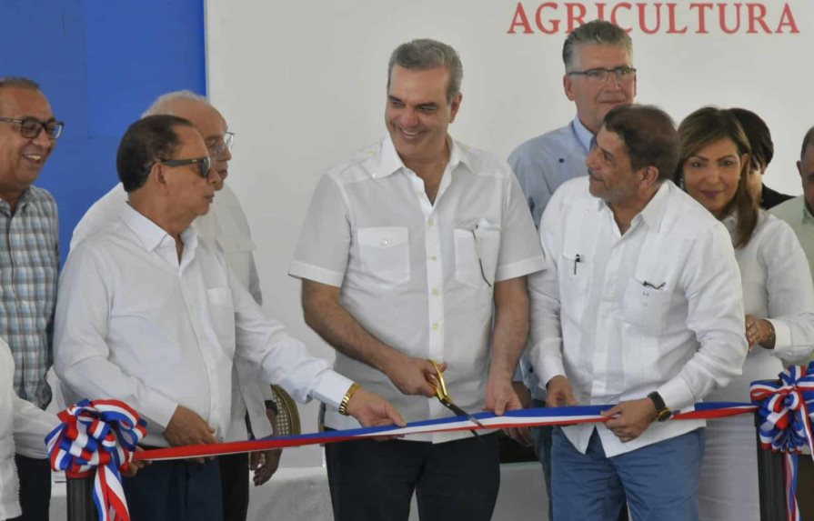 Abinader inaugura oficina de Agricultura y responde demandas de banilejos