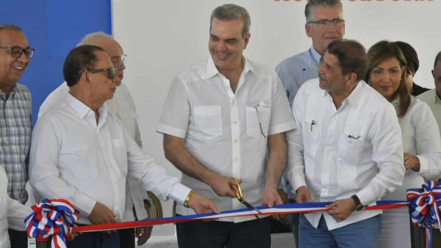 Abinader inaugura oficina de Agricultura y responde demandas de banilejos