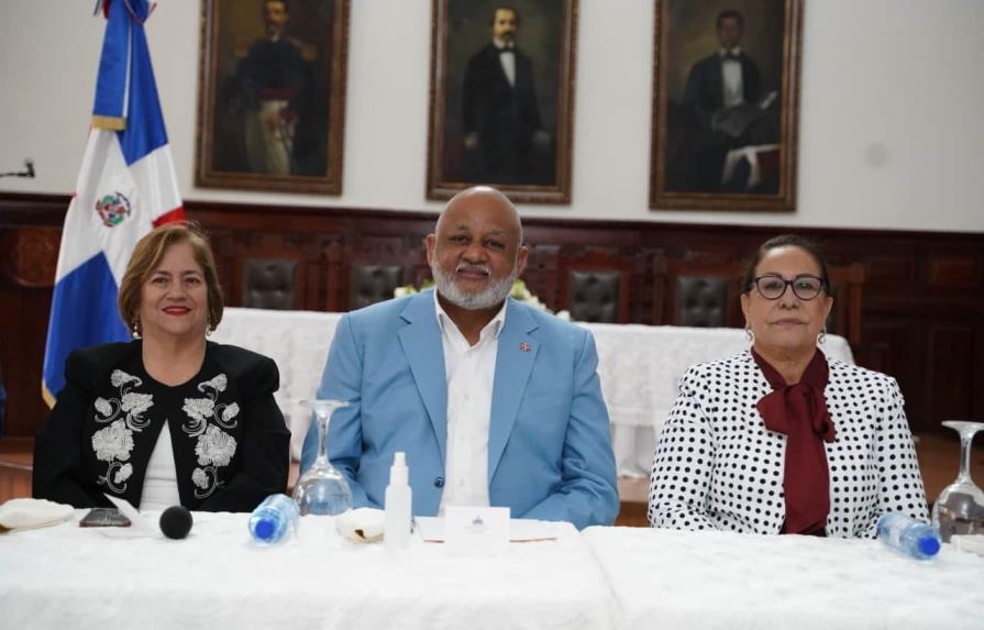 Ministro de Educación, gobernadoras del Norte y directoras regionales pasan balance al año escolar en el Cibao