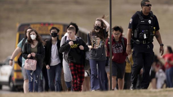 Estudiante hiere de bala a 2 personas en escuela de Kansas