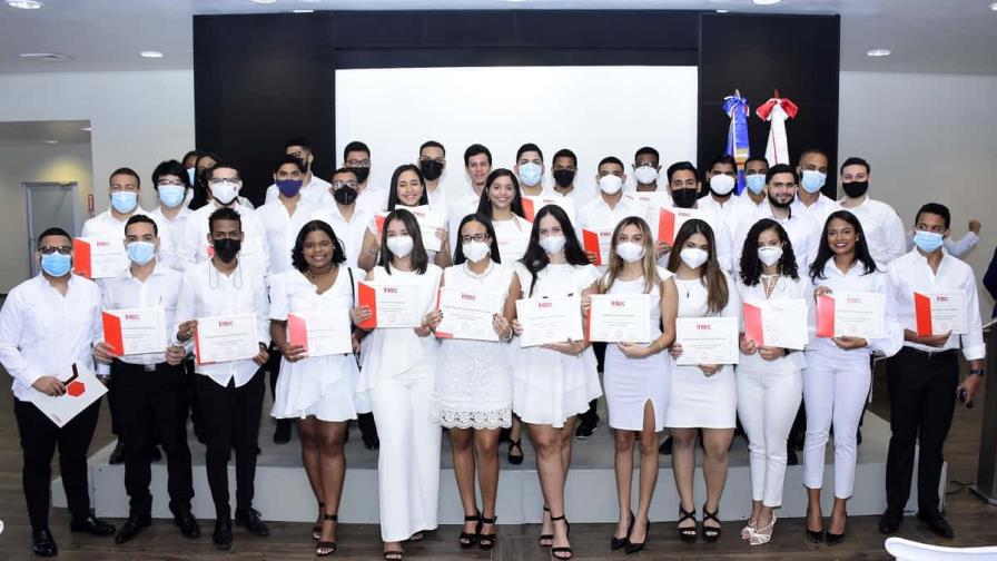 Intec alcanza los 200 egresados de certificación en manufactura en dispositivos médicos