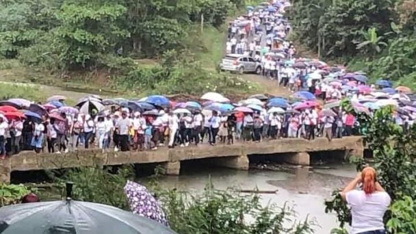 Marchan por la conservación del medio ambiente y del río Ozama en Monte Plata