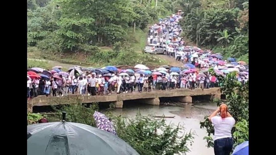 Marchan por la conservación del medio ambiente y del río Ozama en Monte Plata