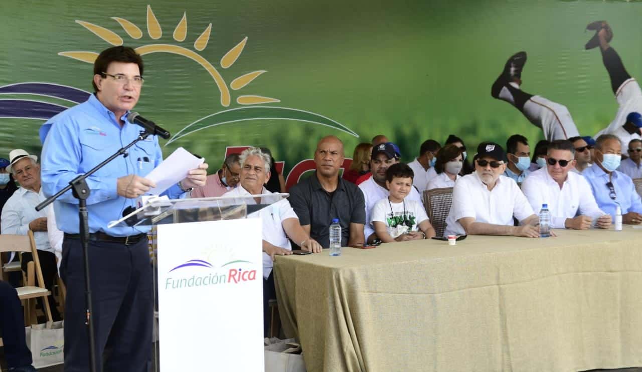 Julio Virgilio Brache Álvarez, pronuncia el discurso central en la apertura del torneo de la Fundación Rica.